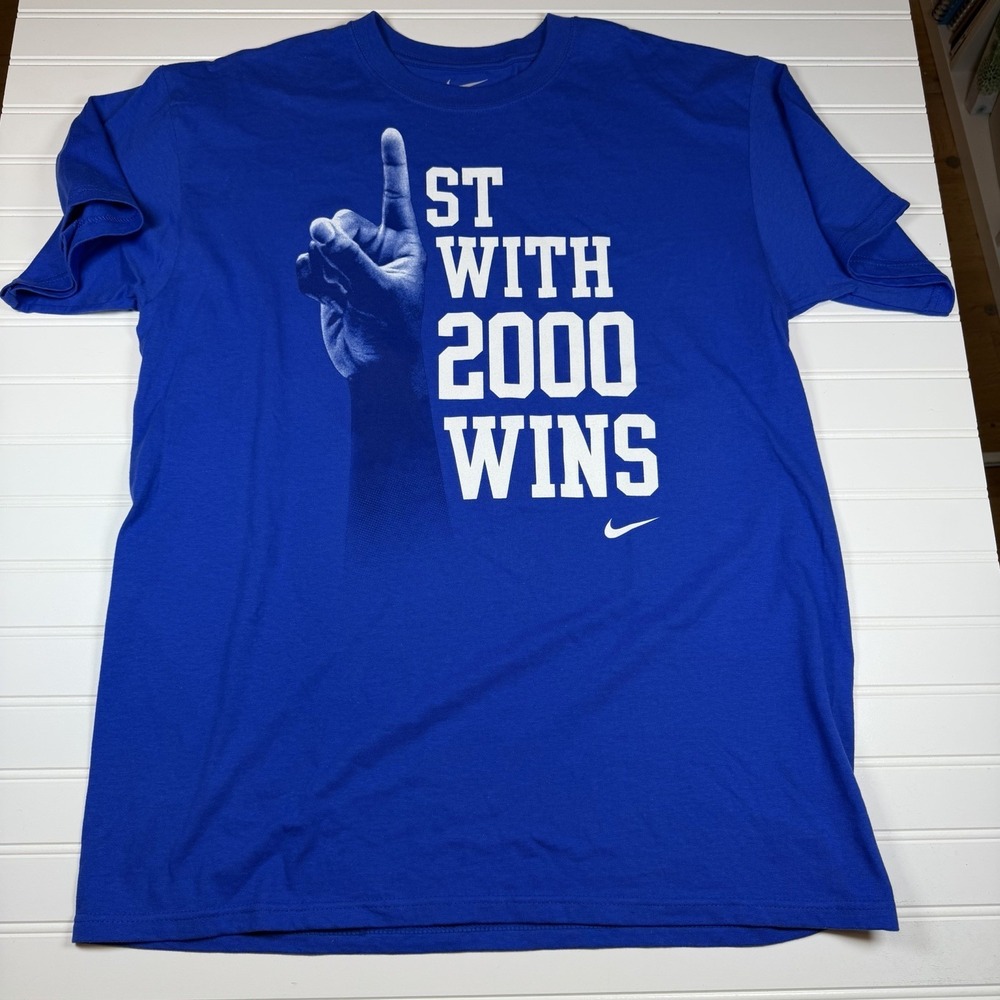 Kentucky Wildcats Nike Loose Fit T-Shirt First To 2000 Wins Men's Medium‎ GUC